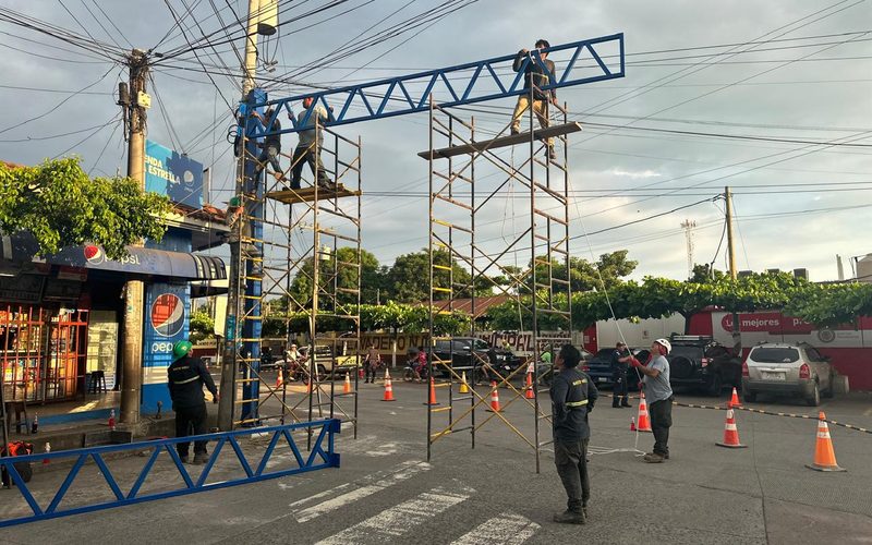 Montaje de estructura metálica sobre intersección