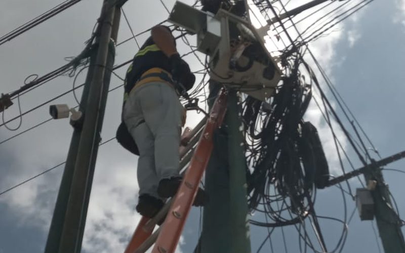 Instalación de cámara y fibra óptica en poste