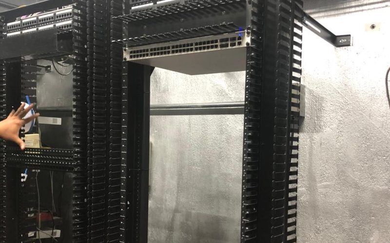 Rack abierto con switches y patch panels