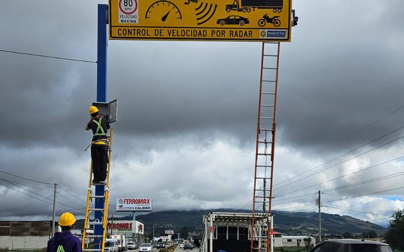 Instalación de radar bajo señal de control de velocidad